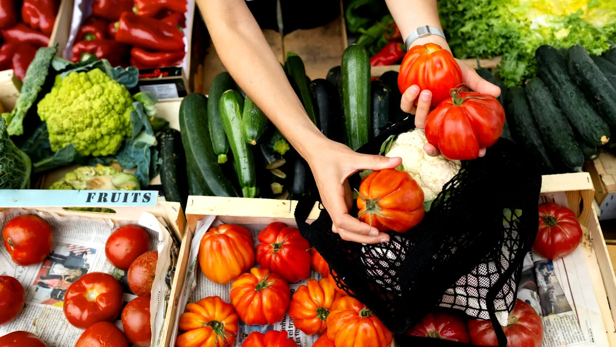 Târg de produse oltenești, găzduit de un hypermarket