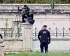 “Stegarul dac” sfidează, din nou, legea: s-a cățărat pe gardul Parlamentului