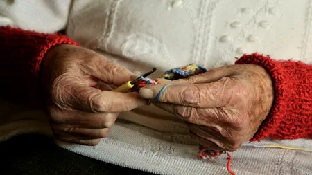 Șocant: O bunică din Mehedinți și-a vândut nepoatele pentru doi galbeni
