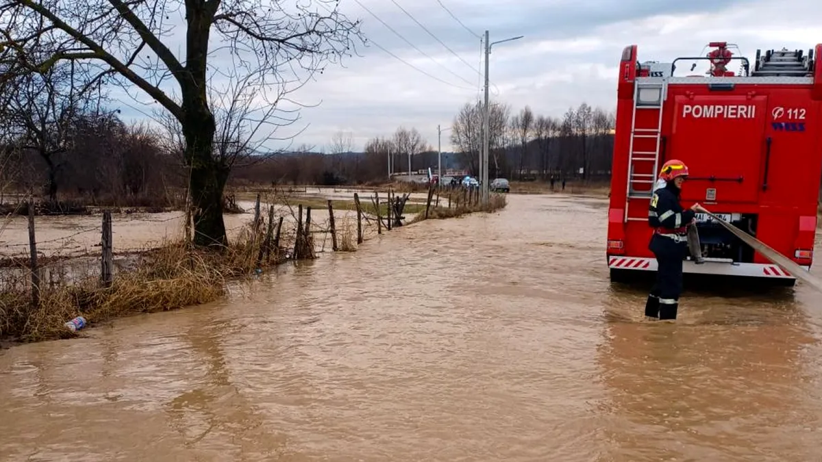 IGSU: Inundații în 11 județe ale țării /  Pompierii au intervenit pentru a scoate apa din casele și curțile oamenilor (FOTO)