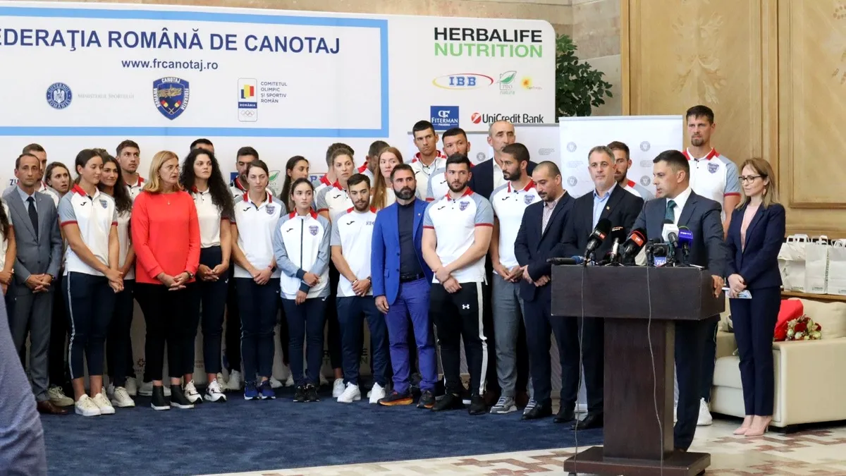 Delegaţia de canotaj a României, primită la salonul oficial de la Aeroportul Henri Coandă: 