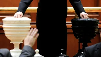 Începe strângerea de semnături pentru moțiunea de cenzură; ce lider întinde o mână PSD și PNL