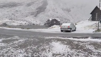 Prima ninsoare pe Transfăgărășan și Transalpina: autoritățile avertizează șoferii