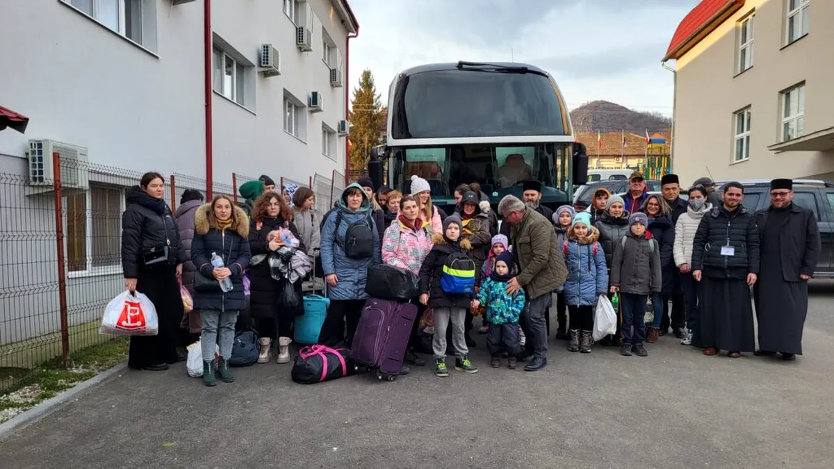 Autocar cu refugiaţi, blocat la intrarea în Ungaria. 3 copii nu au paşaport biometric și o femeie a murit