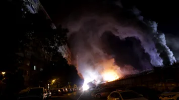 Incendiu de proporții la un depozit din Sectorul 2: flăcările au fost vizibile ore întregi în noapte, iar norul gros de fum se ridică încă la primele ore ale dimineții
