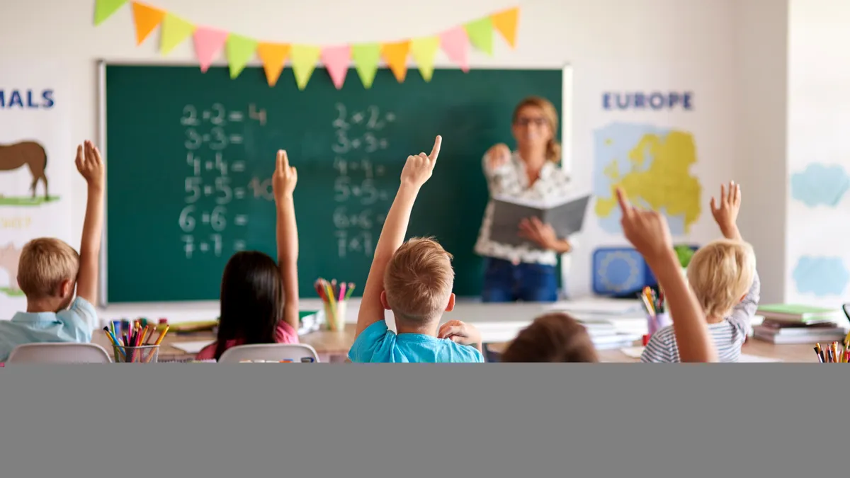 Criza cadrelor didactice: cum reușesc alte țări să o evite și ce ar trebui să facă România