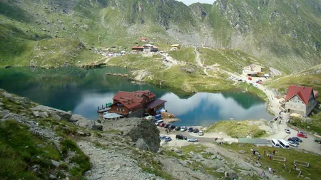 Suprafața lacului glaciar Bâlea Lac este poluată de PET-uri