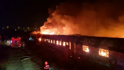 Incendiu de proporții pe Calea Giulești, în Capitală. Ard 5 vagoane de tren (video)