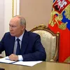 Imaginile cu Putin la votul online au devenit virale. Rusia se laudă cu avans tehnologic, însă președintele are mouse cu fir