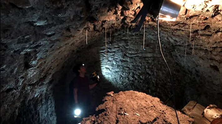 Surpriză istorică la renovarea unei bucătării. Un bărbat a găsit o capsulă a timpului veche de 120 de ani sub podea