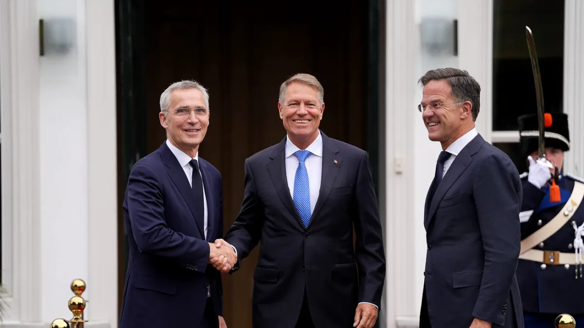 Președintele României confirmă că e în competiție cu premierul Olandei pentru a deveni liderul Alianței. Iohannis și Rutte au viziuni “ușor diferite” cu privire la viitorul NATO