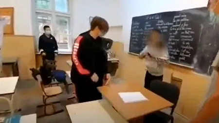Trei elevi au fost reţinuţi şi unul internat la Psihiatrie. Doi copii și-au bătut colegul de 13 ani, chiar în sala de clasă VIDEO