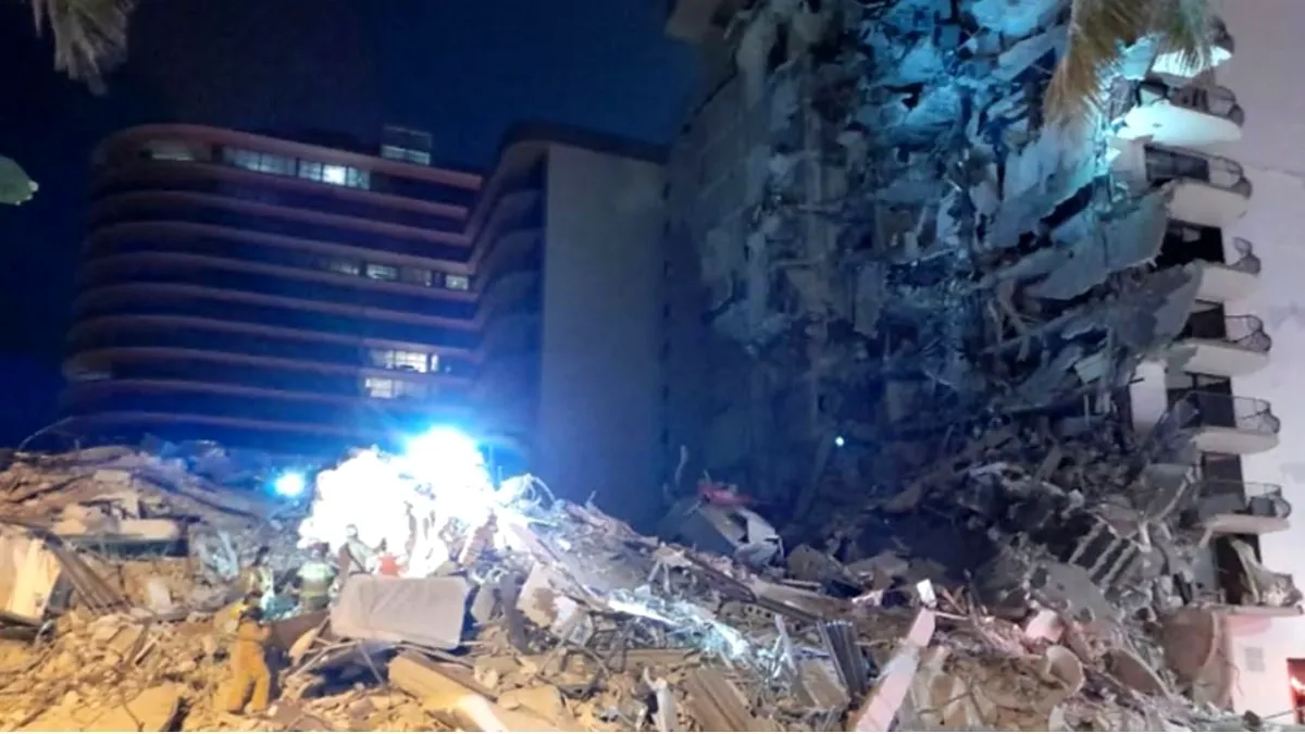 Un imobil rezidenţial de 12 etaje se surpă parţial: oamenii, în pericol