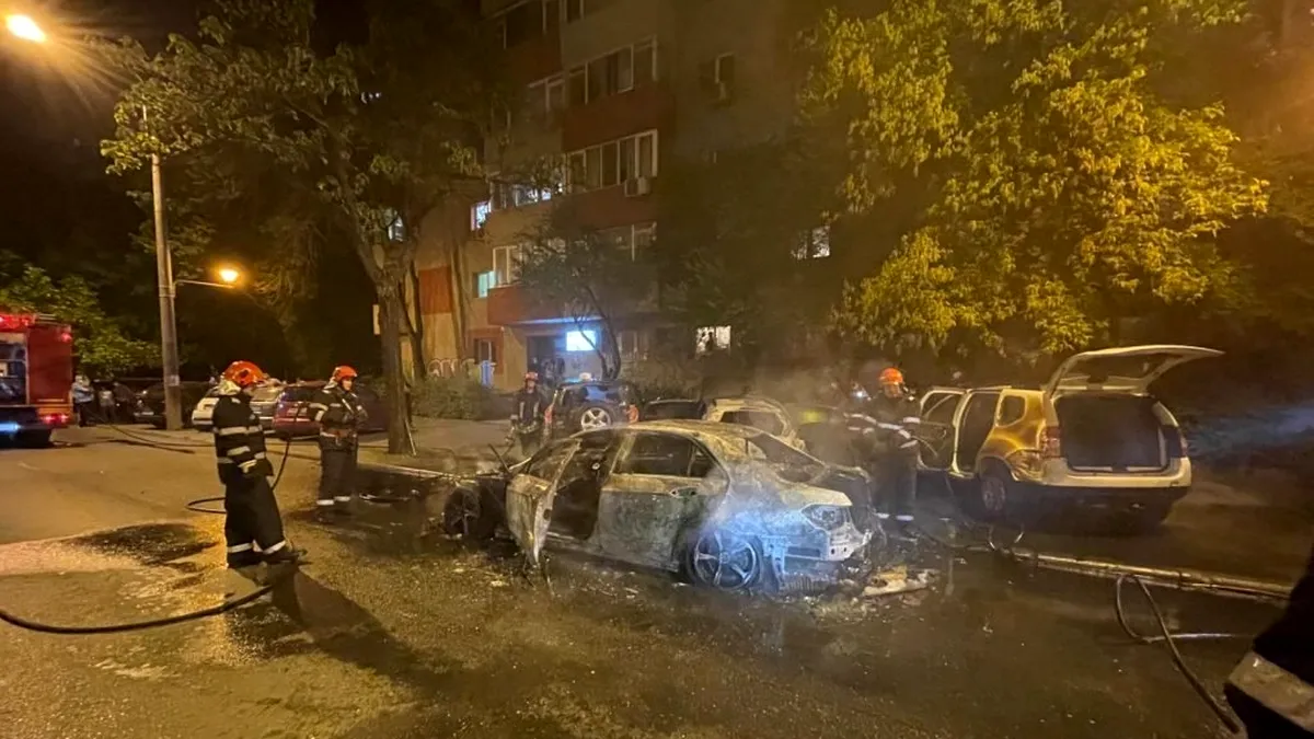 Patru mașini au luat foc pe un bulevard din București