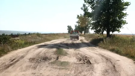 Ca în Evul mediu! Un sfert din drumurile patriei sunt de pământ