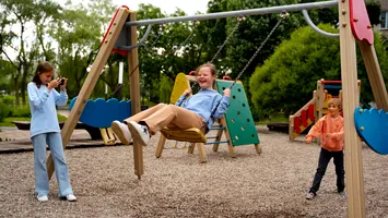 Un bărbat ar fi încercat să convingă mai mulți copii dintr-un parc să urce în mașina sa