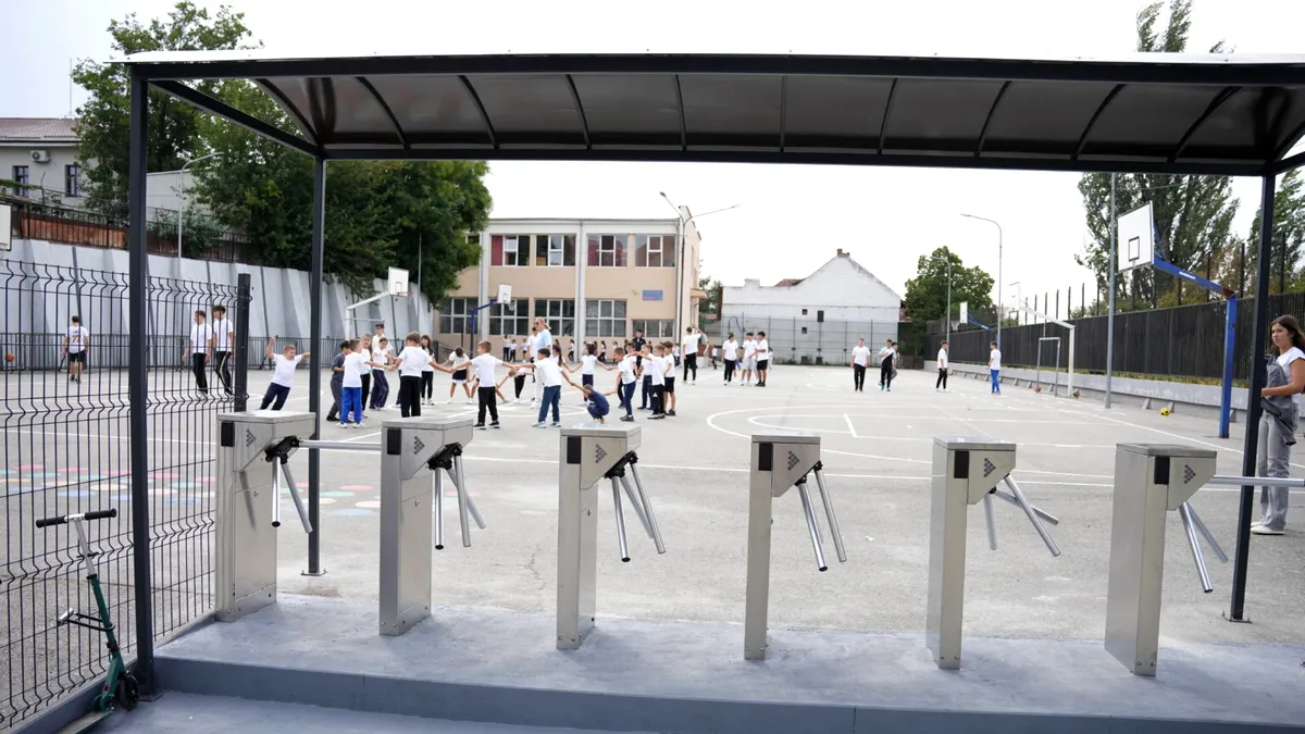 Acces ca la metrou pentru elevii și profesorii unei şcoli din România