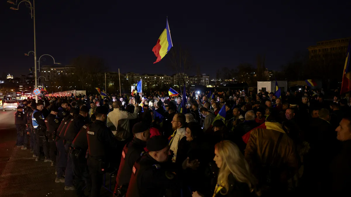 Susţinătorii lui Călin Georgescu s-au strâns în faţa sediului Curţii Constituţionale. Participă și membri ai galeriei FCSB