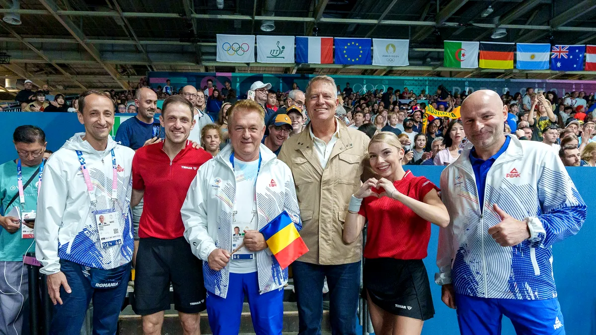 Soții Iohannis, în vacanță la Paris! Au făcut fotografii cu sportivii români