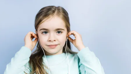 Pericol ascuns în căștile copiilor: primele semne ale pierderii auzului apar mai devreme decât cred părinții