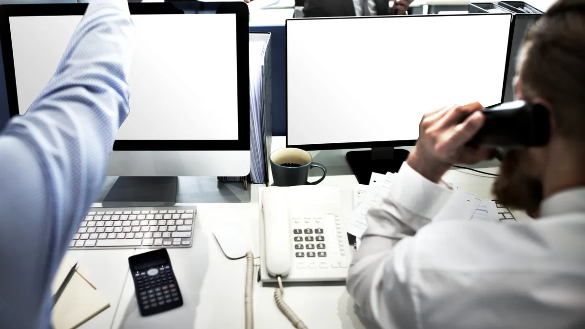 Grupare infracțională care activa în șase call center-uri, destructurată de DIICOT