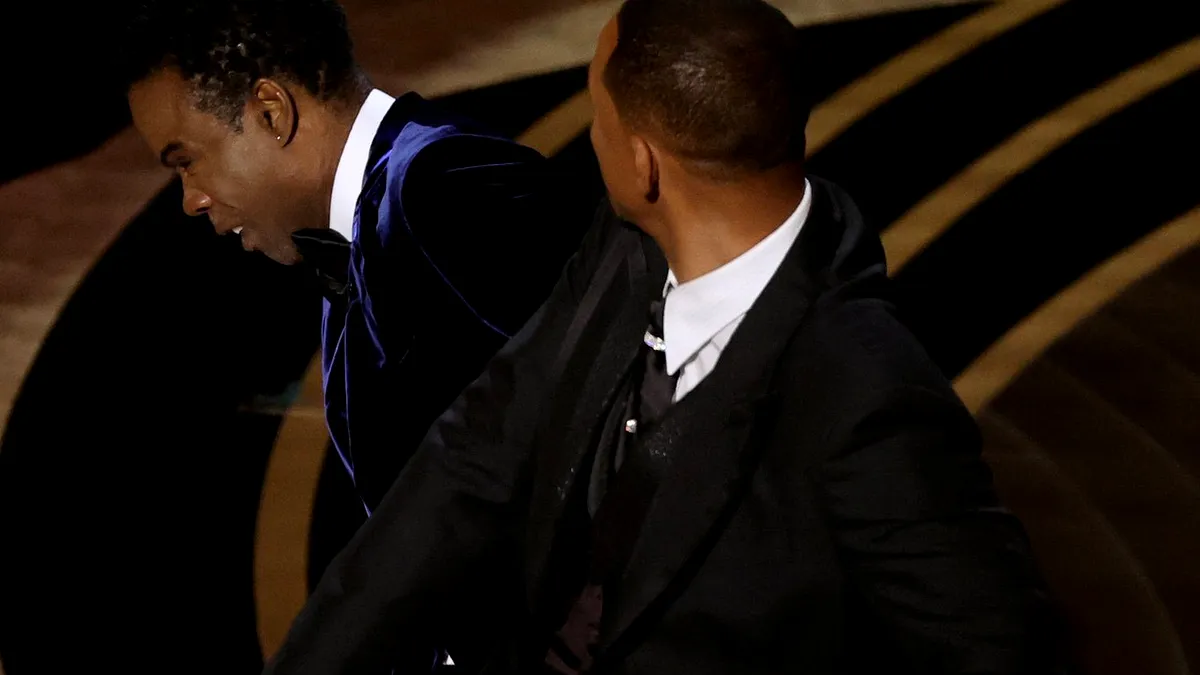 Incident la Oscar: Will Smith l-a pălmuit pe actorul Chris Rock din cauza unei glume despre soția sa (video)