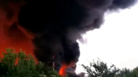 Incendiu de proporții la Salonta: Un depozit de mase plastice a luat foc