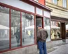 „Vreau să cumpăr. Sună-mă” – mesaje pe geamurile imobilului lui Iohannis, executat silit de ANAF