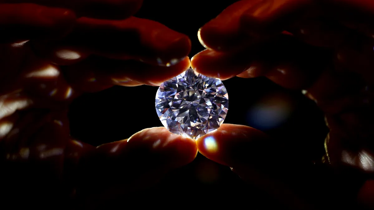 Industria diamantelor este perturbată de vânzările secrete ale Rusiei