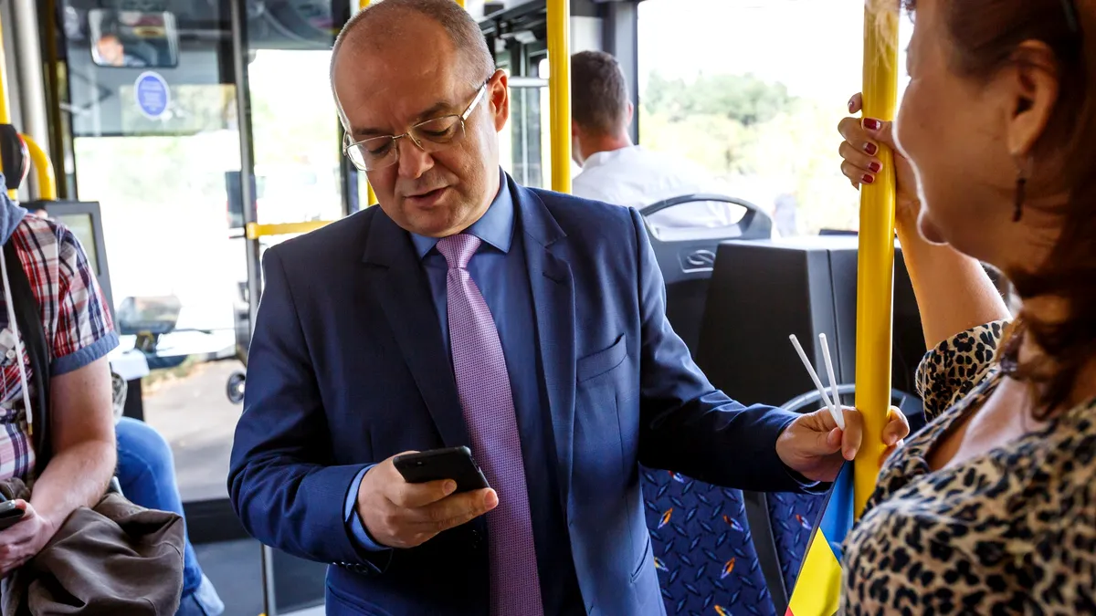Primarul Boc, sancționat pentru că-i amendează pe cei care urcă murdari în autobuze