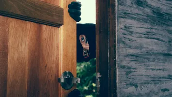 Furt ca-n filme pe pârtie: doi români au târât un seif prin zăpadă, în Austria