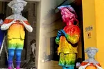 Statuia lui „Domnul Goe” din Gara de Sud din Ploiești, vopsită în culorile LGBT sub ochii Poliției Transporturi