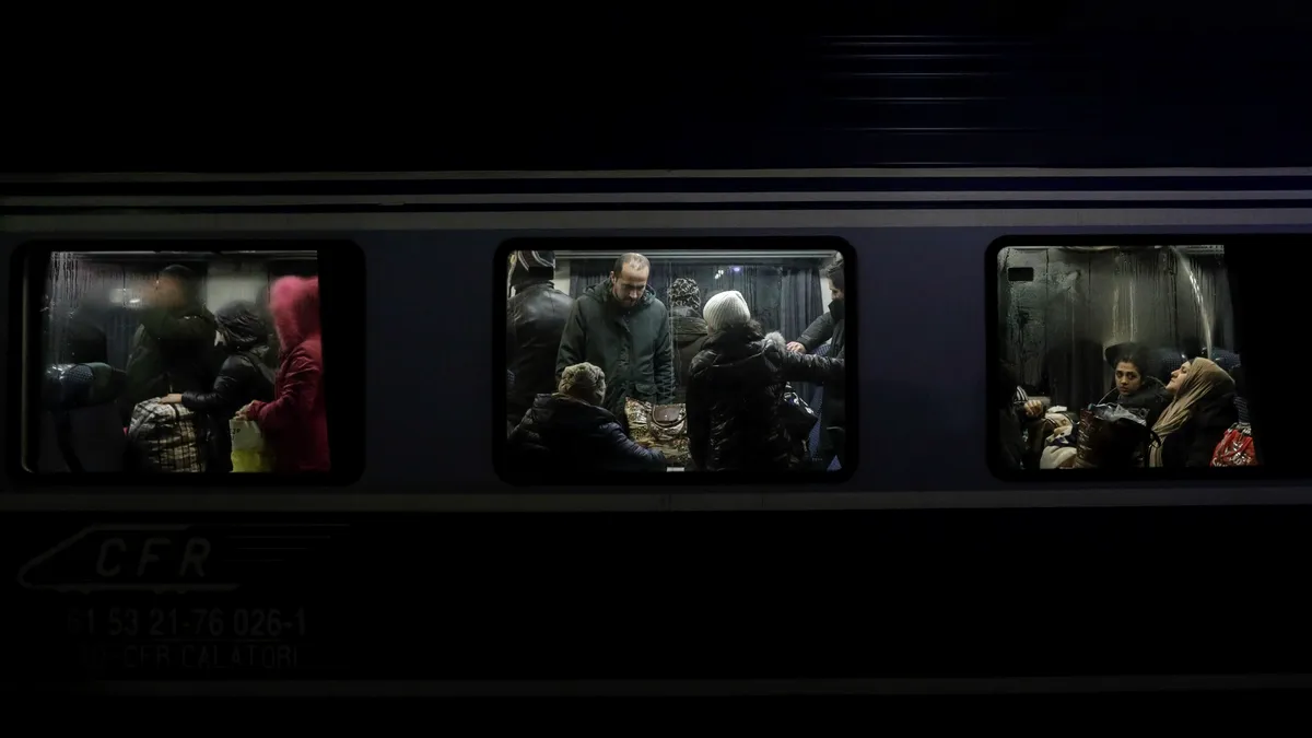 Un tren de pasageri care evacua refugiaţii din Ucraina a fost atacat. Conductorul a fost ucis
