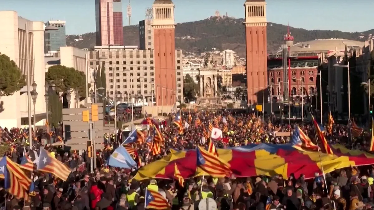 Mii de separatiști catalani fac apel pentru independența Cataloniei înainte de summitul Spania-Franța