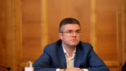 Ministrul USR al Economiei, Irineu Darău, este acuzat de patronate de crimă împotriva turismului