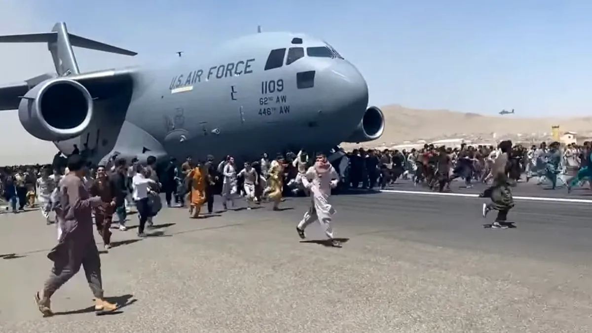 Primii români din Kabul au fost evacuați
