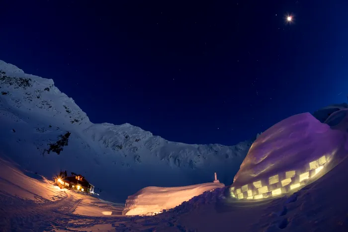 Feerie nocturnă cu Hotelul de Gheață de la Bâlea Lac / Foto: urbanadventures.ro