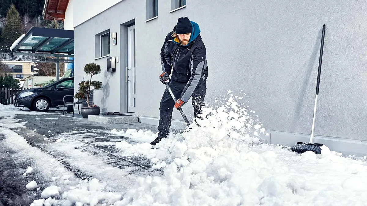 Toți românii trebuie să fie atenți! Riscă amenzi usturătoare dacă nu își curăță zăpada din dreptul casei lor