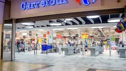 Bătălia pentru Carrefour România se duce în trei: frații Pavăl, Zabka și Auchan