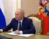 Imaginile cu Putin la votul online au devenit virale. Rusia se laudă cu avans tehnologic, însă președintele are mouse cu fir