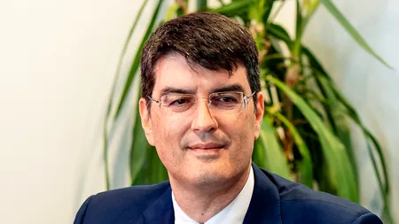 Criză! Intesa Sanpaolo taie în carne vie. Concediază 9.000 de angajați, la nivel global. Ce se va întâmpla în România. Va mai fi păstrat salariul de 8.000 de lei net lunar?