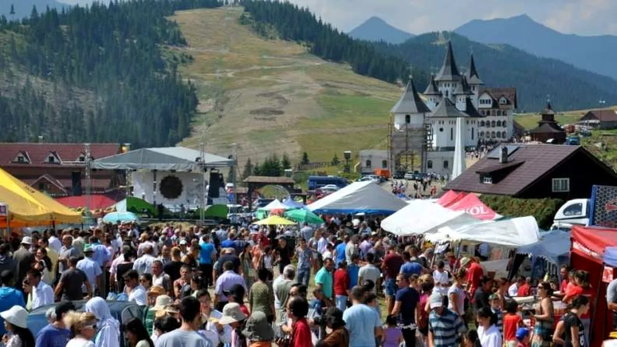 Festivalul de folclor care se desfășoară azi în România, cu public