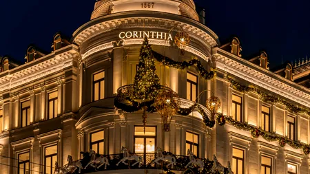 O clădire emblematică din centrul Capitalei a fost împodobită cu peste 8.500 metri de luminiţe