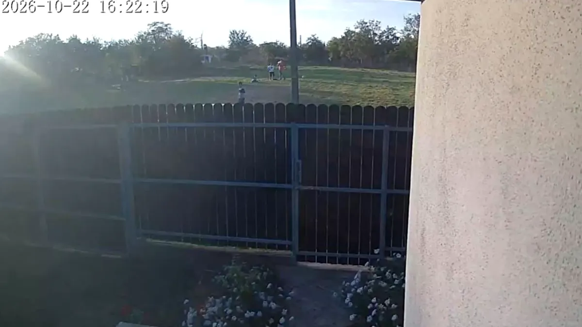 VIDEO. Băiat de 13 ani lovit de tatăl unui coleg, după un simplu schimb de replici între copii. Mama a sunat la 112