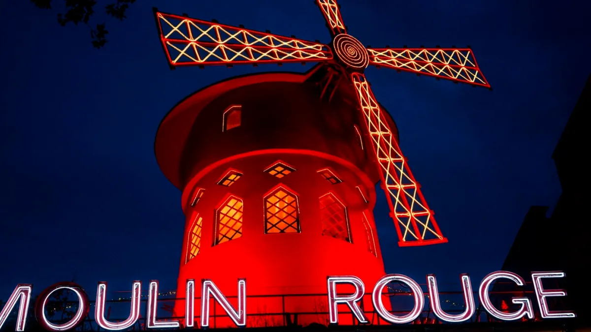 Moulin Rouge din Paris sărbătorește instalarea noilor pale ale morii de vânt