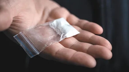 Un bărbat de 71 de ani a vândut droguri unei minore. Ce i-a cerut în schimb copilei l-a trimis direct în arest