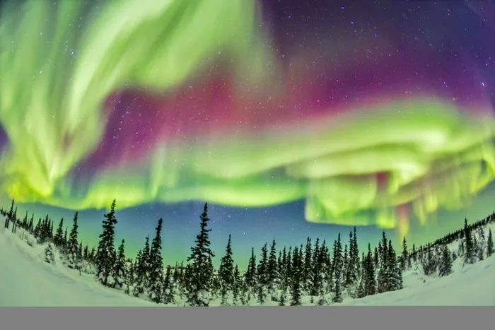 Revelion la aurora boreală. Cele mai bune locuri pentru a vedea acest spectacol de lumini sunt țările nordice precum Islanda, Norvegia, Suedia și Finlanda / Foto: stirileprotv.ro