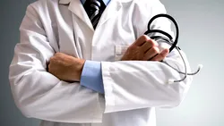 Medic pus la plată după ce o pacientă a fost lăsată singură în ultimele zile de viaţă. Soţul a cerut dreptate în instanţă