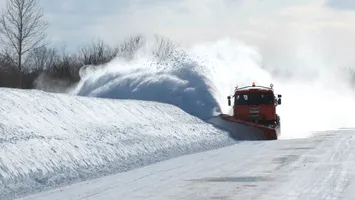 Vremea o ia iar razna. Viscol puternic la munte și ninsori în majoritatea regiunilor