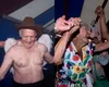 În Belgia, bătrânii primesc shot-uri la club. Pensionarii români, rețete compensate